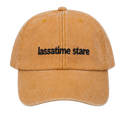Cappello senape Offmode con la frase salentina "lassatime stare" ricamata