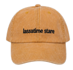 Cappello senape Offmode con la frase salentina "lassatime stare" ricamata