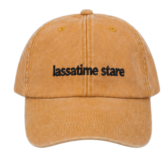 Cappello senape Offmode con la frase salentina "lassatime stare" ricamata