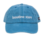 Cappello azzurro Offmode con la frase salentina "lassatime stare" ricamata