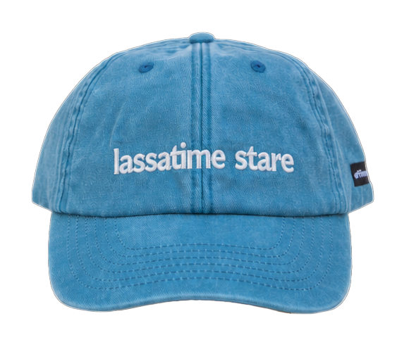 Cappello azzurro Offmode con la frase salentina "lassatime stare" ricamata