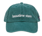 Cappello verde Offmode con la frase salentina "lassatime stare" ricamata