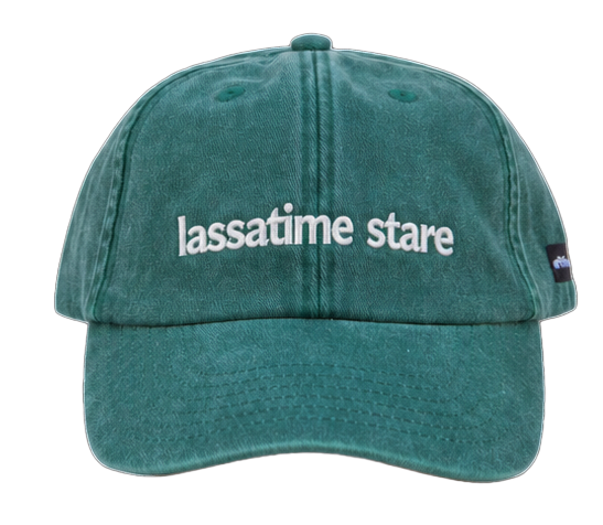Cappello verde Offmode con la frase salentina "lassatime stare" ricamata