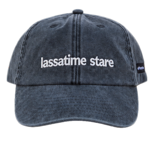 Cappello nero Offmode con la frase salentina "lassatime stare" ricamata