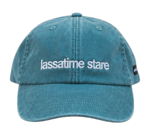 Cappello salvia Offmode con la frase salentina "lassatime stare" ricamata