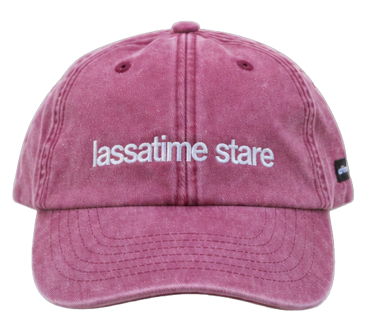 Cappello bordeaux Offmode con la frase salentina "lassatime stare" ricamata
