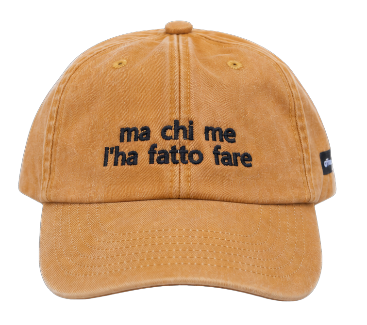 Cappello senape Offmode con la frase "ma chi me l'ha fatto fare" ricamata