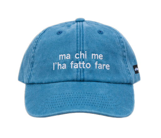 Cappello azzurro Offmode con la frase "ma chi me l'ha fatto fare" ricamata