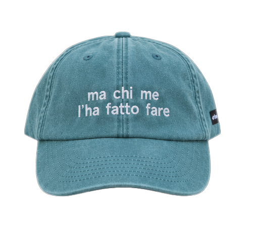 Cappello salvia Offmode con la frase "ma chi me l'ha fatto fare" ricamata