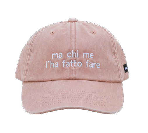 Cappello pesca Offmode con la frase "ma chi me l'ha fatto fare" ricamata