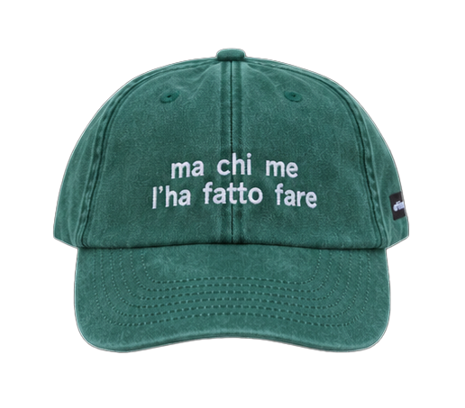Cappello verde Offmode con la frase "ma chi me l'ha fatto fare" ricamata