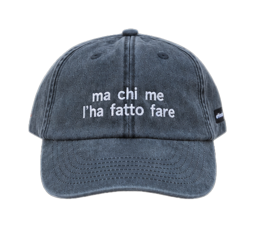 Cappello nero Offmode con la frase "ma chi me l'ha fatto fare" ricamata