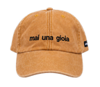 Cappello senape Offmode con la frase "mai una gioia" ricamata