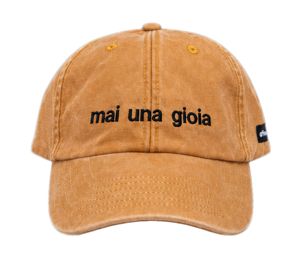 Cappello senape Offmode con la frase "mai una gioia" ricamata