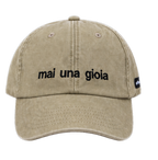 Cappello beige Offmode con la frase "mai una gioia" ricamata