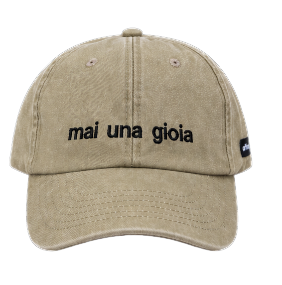 Cappello beige Offmode con la frase "mai una gioia" ricamata