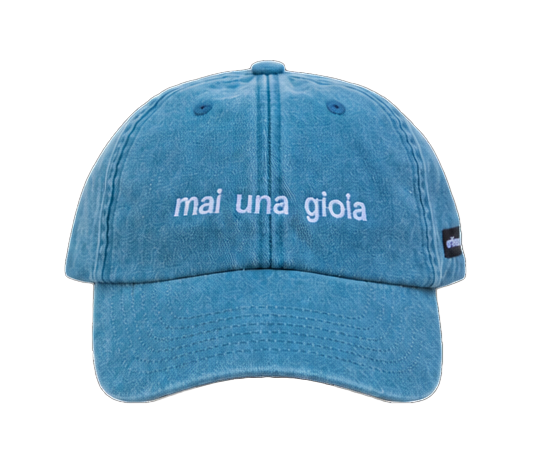 Cappello azzurro Offmode con la frase "mai una gioia" ricamata