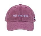 Cappello bordeaux Offmode con la frase "mai una gioia" ricamata