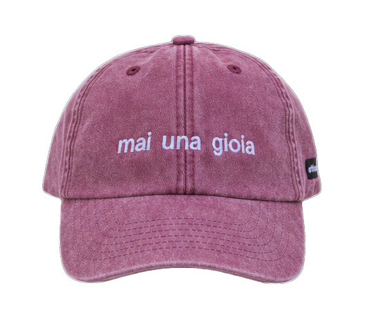 Cappello bordeaux Offmode con la frase "mai una gioia" ricamata