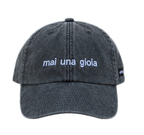 Cappello nero Offmode con la frase "mai una gioia" ricamata
