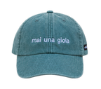 Cappello salvia Offmode con la frase "mai una gioia" ricamata