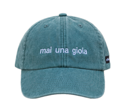 Cappello salvia Offmode con la frase "mai una gioia" ricamata