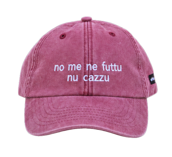 Cappello bordeaux Offmode con la frase salentina  "no me ne futtu nu cazzu" ricamata
