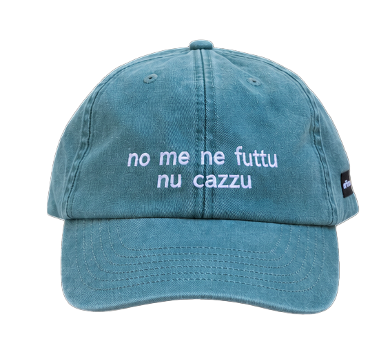 Cappello salvia Offmode con la frase salentina "no me ne futtu nu cazzu" ricamata