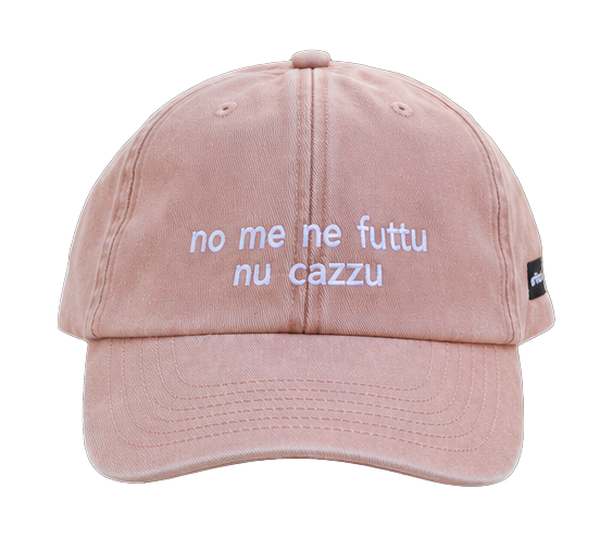 Cappello pesca Offmode con la frase salentina "no me ne futtu nu cazzu" ricamata