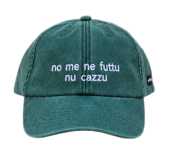 Cappello verde Offmode con la frase salentina "no me ne futtu nu cazzu" ricamata