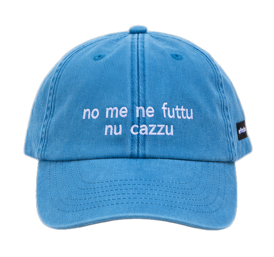 Cappello azzurro Offmode con la frase salentina "no me ne futtu nu cazzu" ricamata