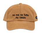 Cappello senape Offmode con la frase salentina "no me ne futtu nu cazzu" ricamata