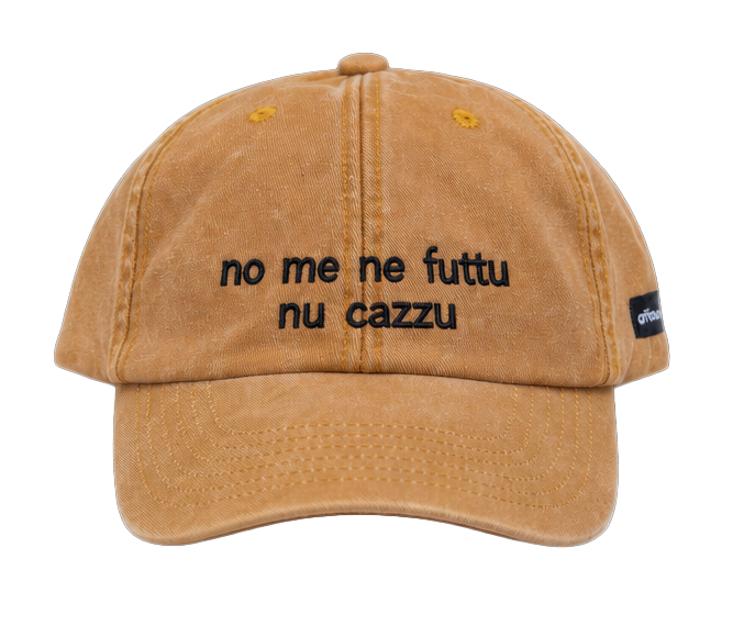 Cappello senape Offmode con la frase salentina "no me ne futtu nu cazzu" ricamata