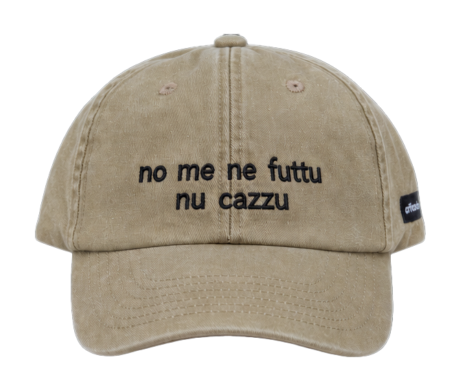 Cappello beige Offmode con la frase salentina "no me ne futtu nu cazzu" ricamata