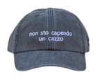 Cappello nero Offmode con la frase "non sto capendo un cazzo" ricamata