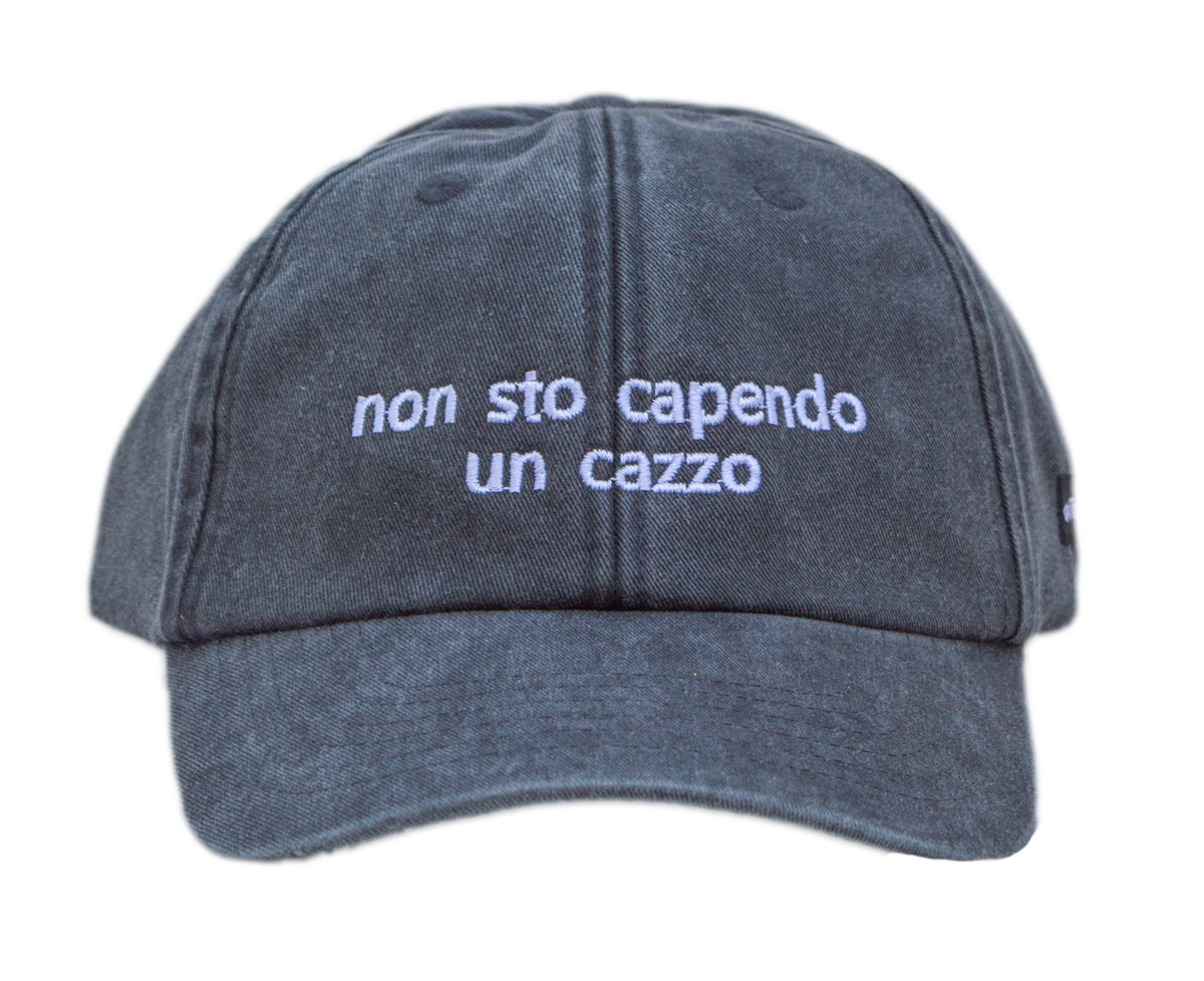 Cappello nero Offmode con la frase "non sto capendo un cazzo" ricamata