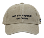 Cappello beige Offmode con la frase "non sto capendo un cazzo" ricamata