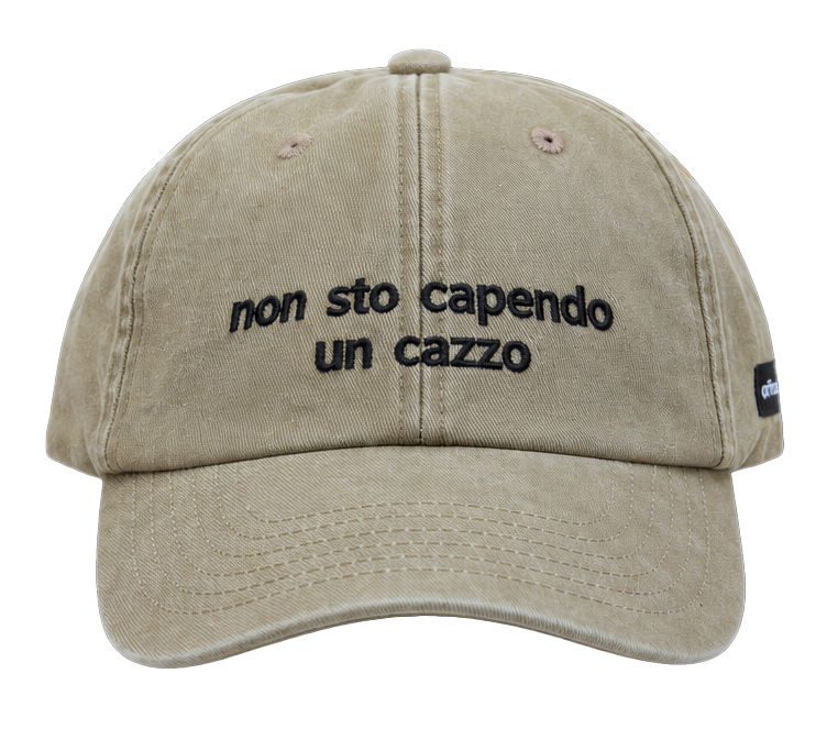 Cappello beige Offmode con la frase "non sto capendo un cazzo" ricamata