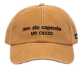 Cappello senape Offmode con la frase "non sto capendo un cazzo" ricamata