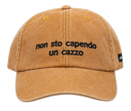 Cappello senape Offmode con la frase "non sto capendo un cazzo" ricamata