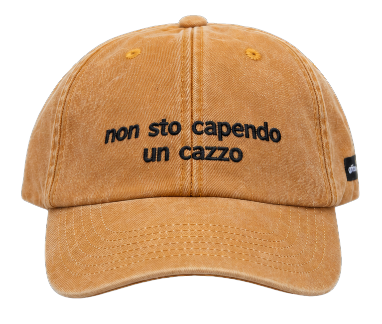 Cappello senape Offmode con la frase "non sto capendo un cazzo" ricamata