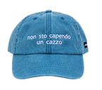 Cappello azzurro Offmode con la frase "non sto capendo un cazzo" ricamata