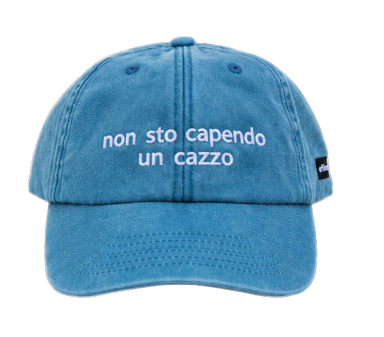 Cappello azzurro Offmode con la frase "non sto capendo un cazzo" ricamata