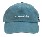 Cappello salvia Offmode con la frase salentina "nu me coddha" ricamata