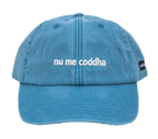 Cappello azzurro Offmode con la frase salentina "nu me coddha" ricamata