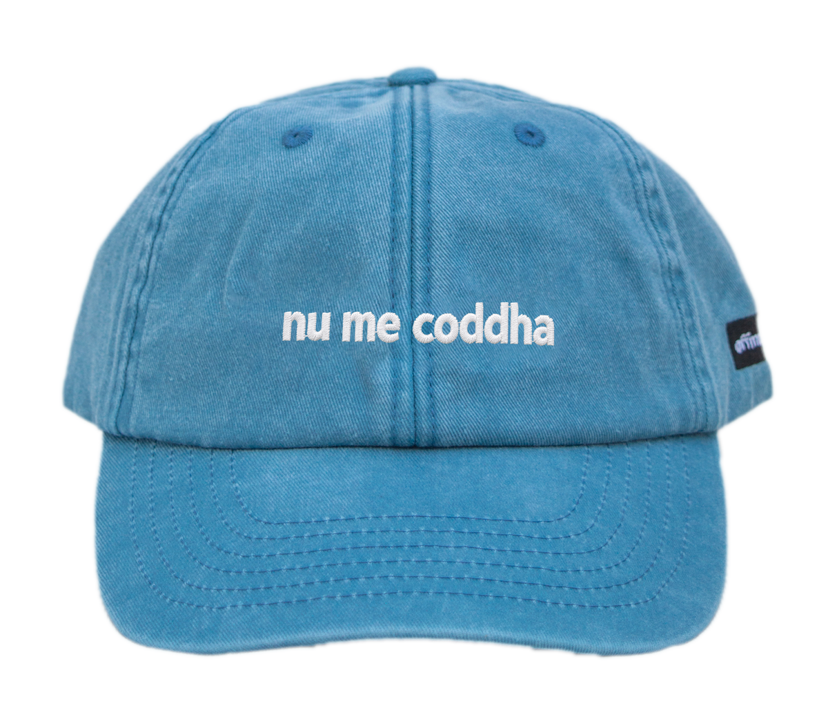Cappello azzurro Offmode con la frase salentina "nu me coddha" ricamata