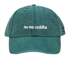 Cappello verde Offmode con la frase salentina "nu me coddha" ricamata