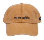 Cappello senape Offmode con la frase salentina "nu me coddha" ricamata