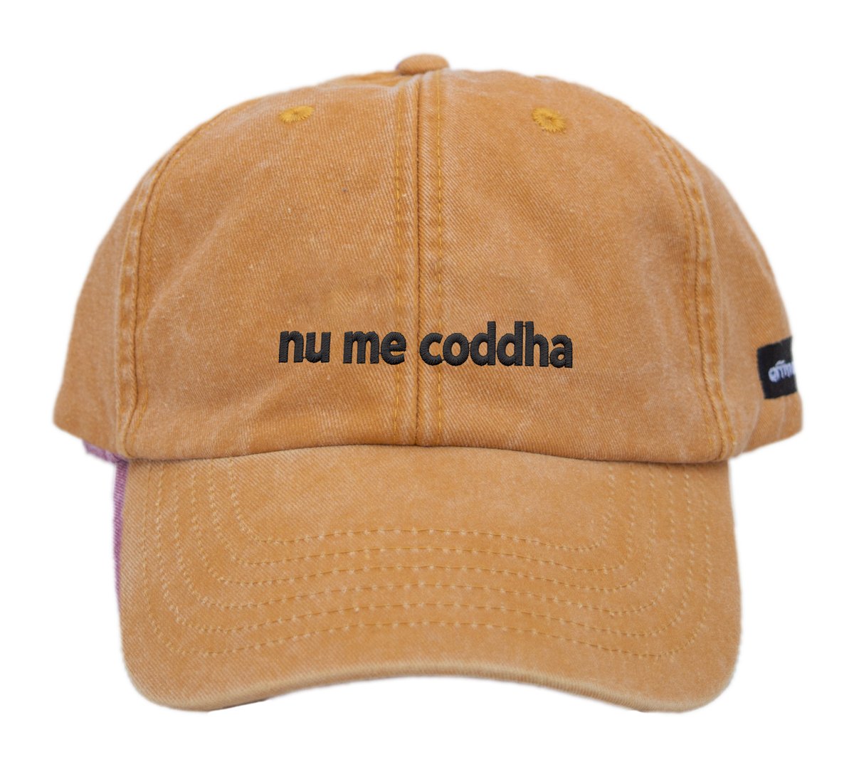 Cappello senape Offmode con la frase salentina "nu me coddha" ricamata