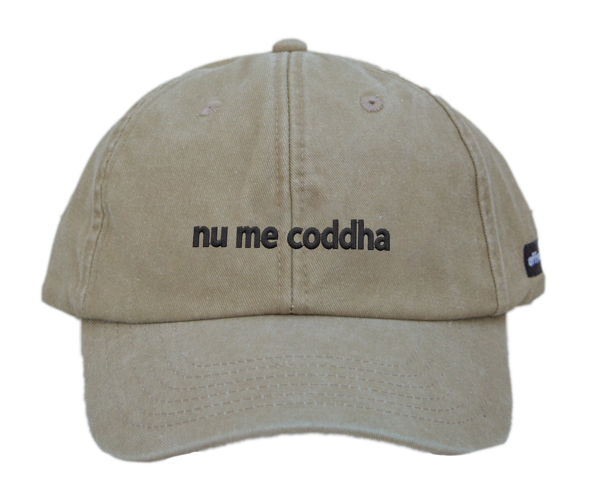 Cappello beige Offmode con la frase salentina "nu me coddha" ricamata